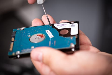 Ouverture d’un disque dur 2,5 pouces au tournevis pour récupérer les données qu’il contient.